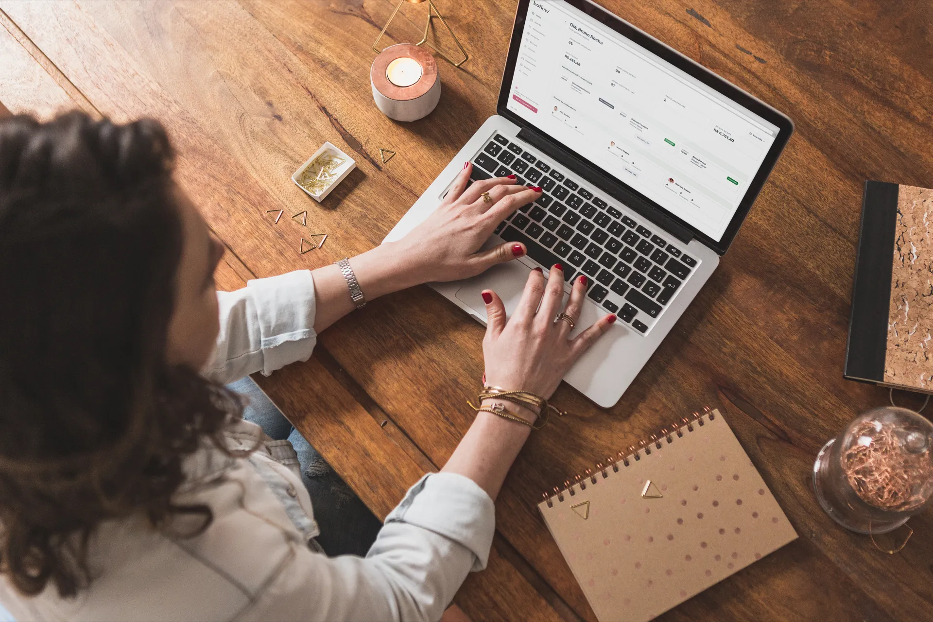 App Boflow no computador — laptop com tela do app